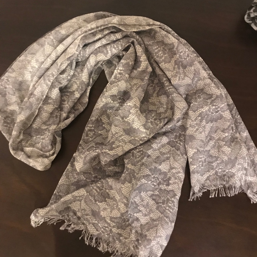 Banana Republic Grey Patterned Scarf